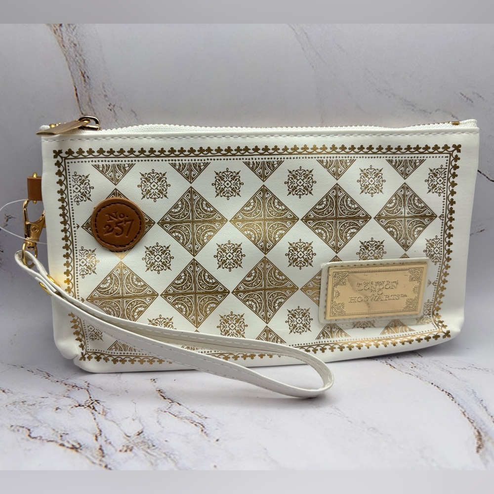🏷 Harry Potter | NWT Small Platform 9 3/4 Soft Wristlet Purse - Gold/White